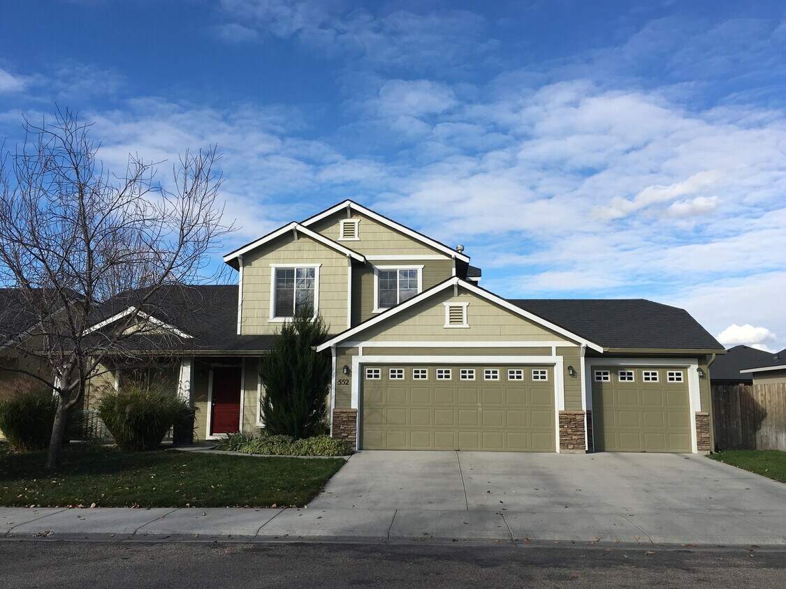 Foto principal - Perfect 4 bed 2.5 ba home in the desirable...