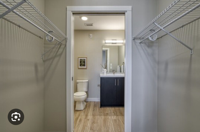 En-suite closet & bathroom - 150 Appleford Gate