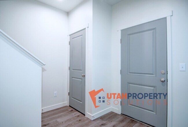 Building Photo - 1022 W 430 S