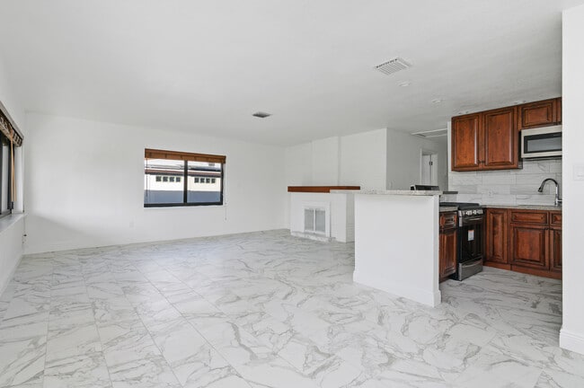 Building Photo - 233 SW 21st St