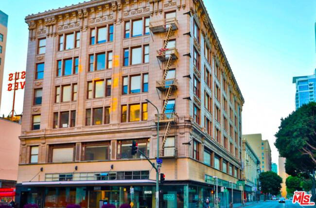 Foto del edificio - 901 S Broadway