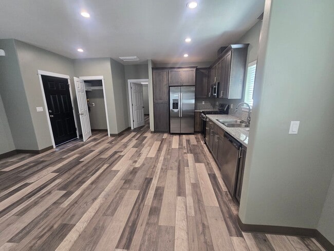 Building Photo - 1 bed 1 bath for rent in Grants Pass