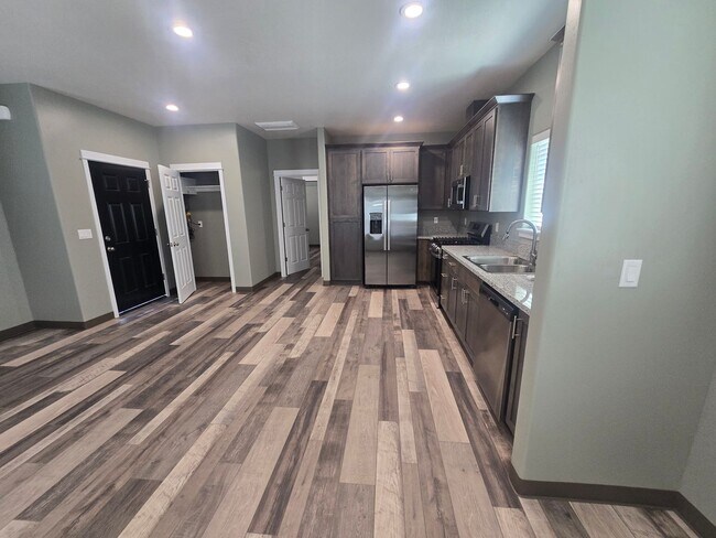 Foto del edificio - 1 bed 1 bath for rent in Grants Pass