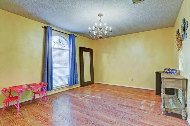 Foto del edificio - 3911 Spring Garden Dr