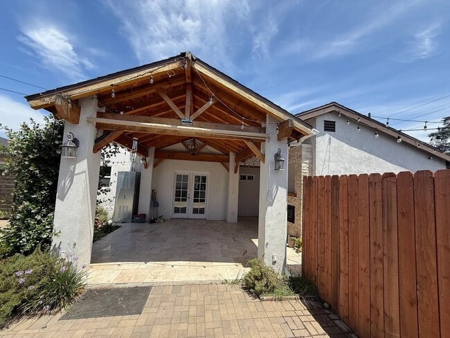 Foto del edificio - 14139 Crossdale Ave