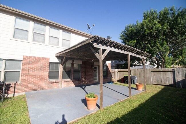 Building Photo - 2202 Crossmill Ln