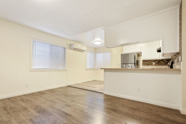 Building Photo - 2 Bed / 1 Bath Bright Apartment with Parking in Echo Park - 1 Block From Echo Park Lake!