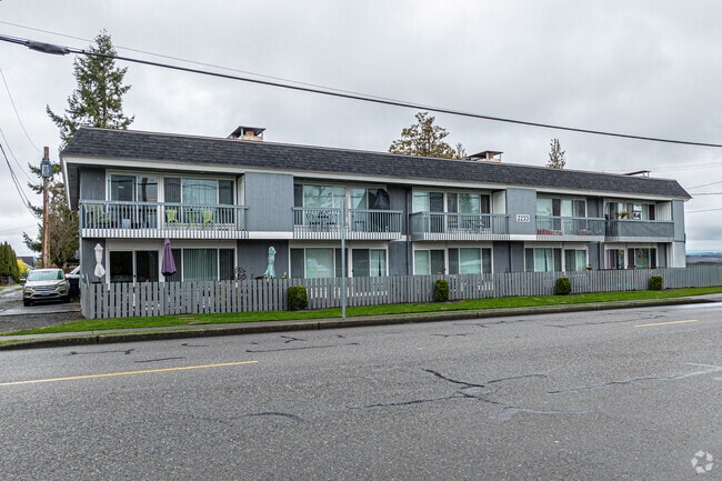 Building Photo - 2233 Roosevelt Ave