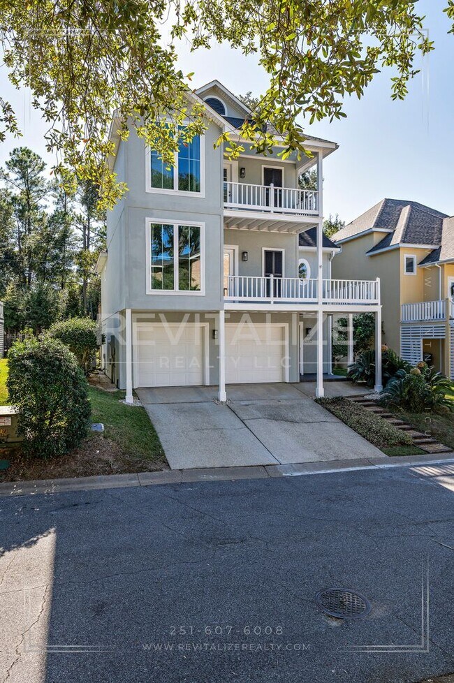 Foto del edificio - Charming 3-Level Home with Water Access in...