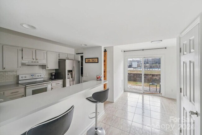 Foto del edificio - Discover the Carmel Cutie Your Lease-to-Ow...