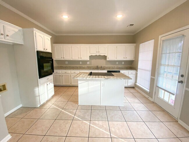 Foto del edificio - 4 bedroom, 3 bath with a Bonus room near Riverdale and Stateline