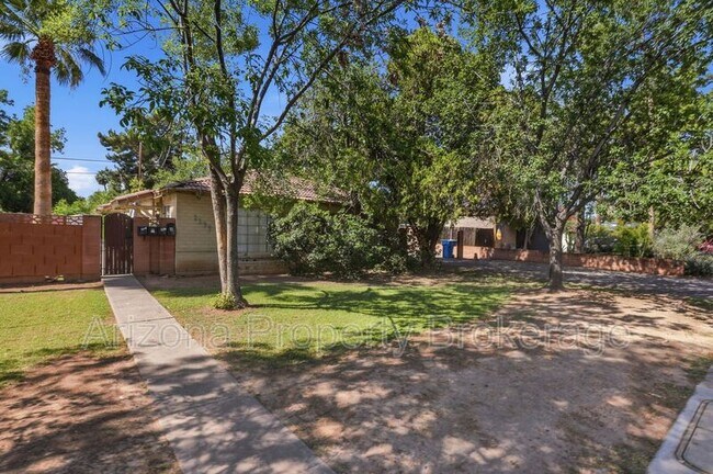 Building Photo - 1137 W Glenrosa Ave