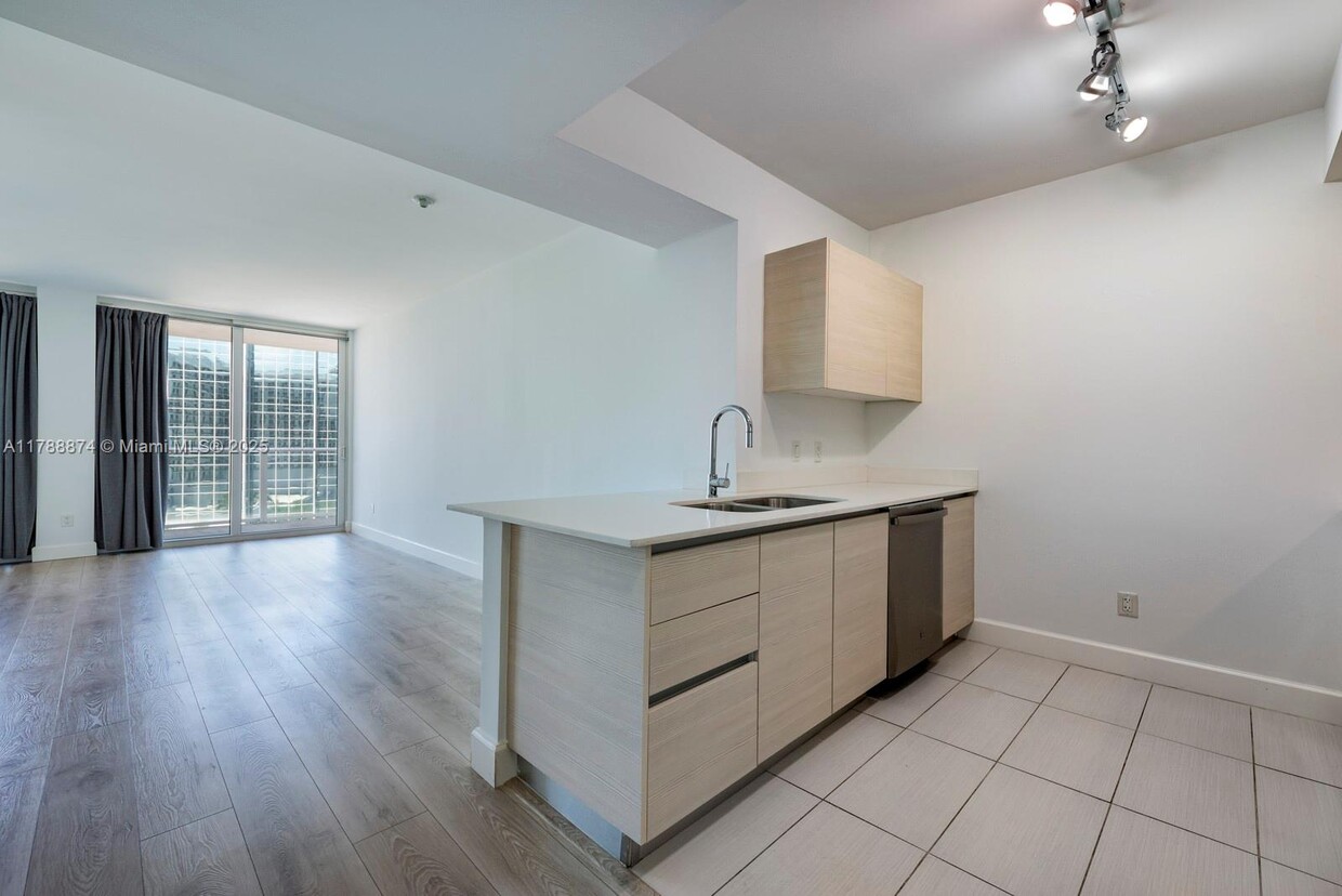 Primary Photo - 4250 Biscayne Blvd