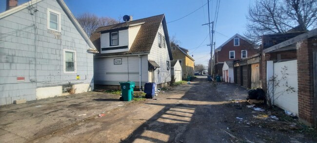 Building Photo - 616 7th St
