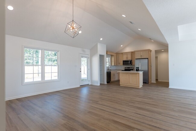 Building Photo - Charming 3-Bedroom Home with Modern Featur...