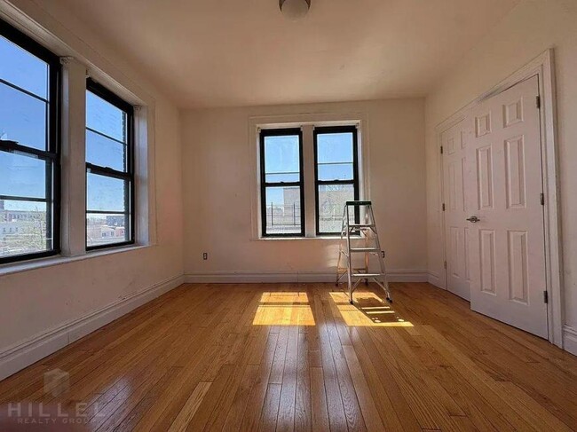 Building Photo - 3 bedroom in ASTORIA NY 11105