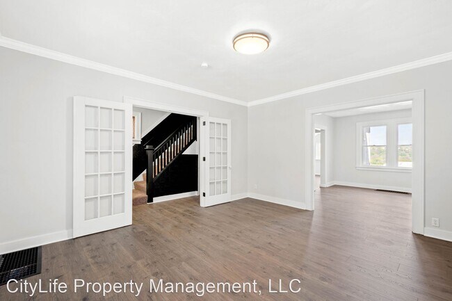 Building Photo - 3 br, 1 bath House - 813 E 10th Avenue