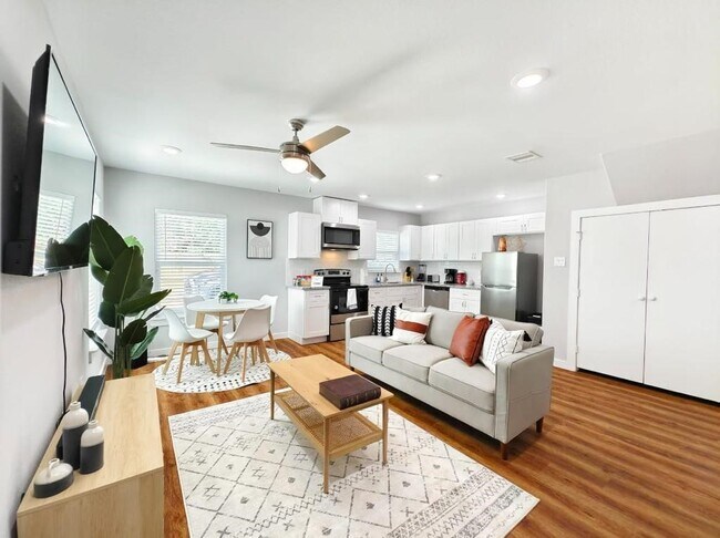 Building Photo - 8215 Hanna St