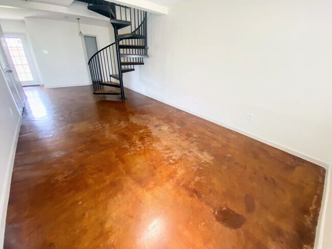 Foto del edificio - 2-Bed, 2.5-Bath Townhouse Near McNeese State University