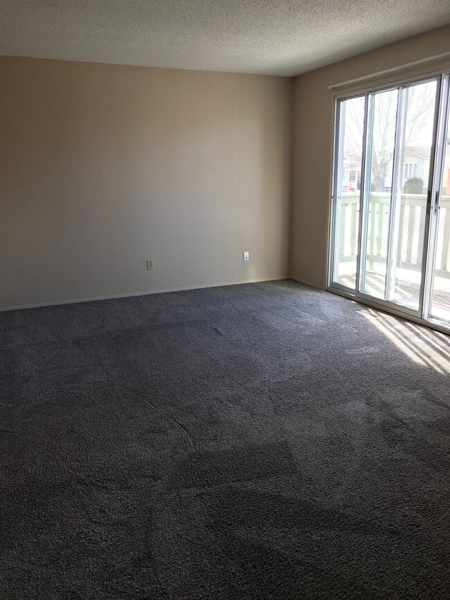 Building Photo - 2 Bed 1 Bath Unit in Red Deer, AB