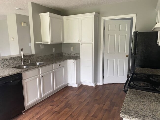 Foto del edificio - 4405 Jordan Oaks Way