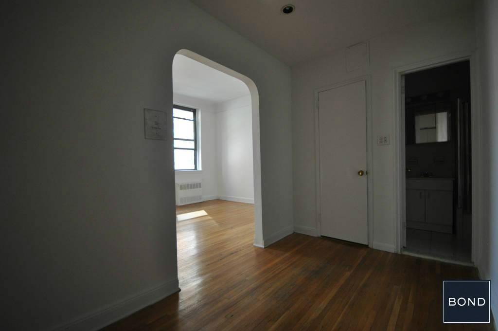 Building Photo - 201 E 76th St