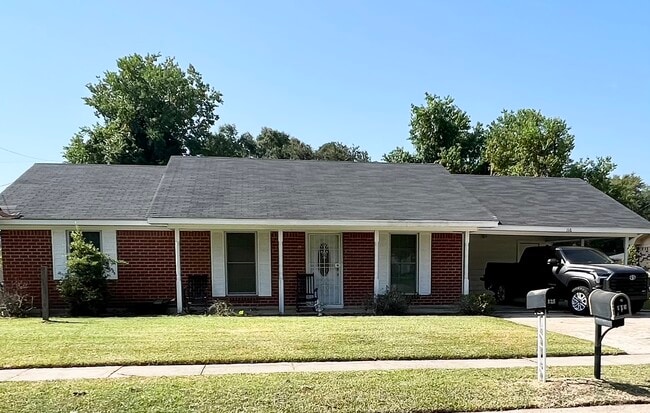 Building Photo - 116 Memorial Dr