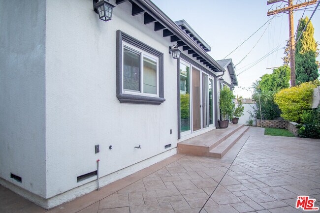 Building Photo - 6027 Carpenter Ave