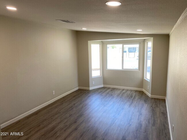 Building Photo - 730 S Grand