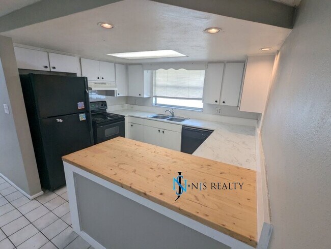 Foto del edificio - True 3 bed/2 bath/1400+ Sq. Ft. home with Large open floorplan, and a HUGE enclosed porch!!