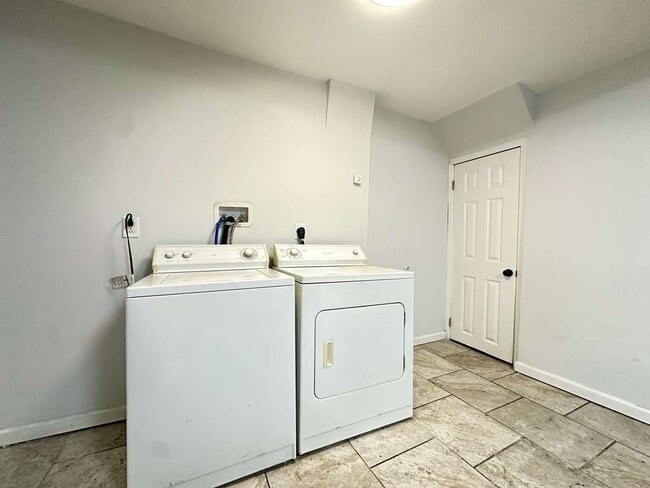 Building Photo - 5731 Reedland St