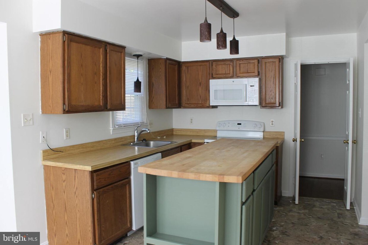Primary Photo - 15265 Hyacinth Pl