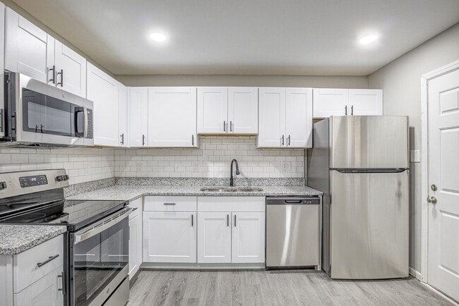 Photo - 2 Bed 1 Bath walking distance to downtown Chapel Hill and UNC Apartment