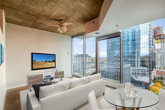 Building Photo - One bedroom condo located in heart of Buckhead!