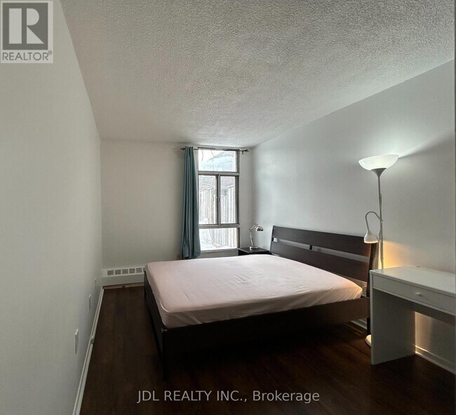 Photo du bâtiment - 1701 McCowan Rd