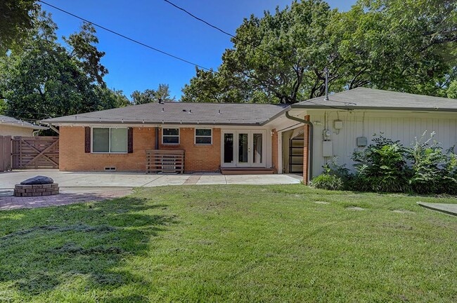 Building Photo - 806 Westwood Dr