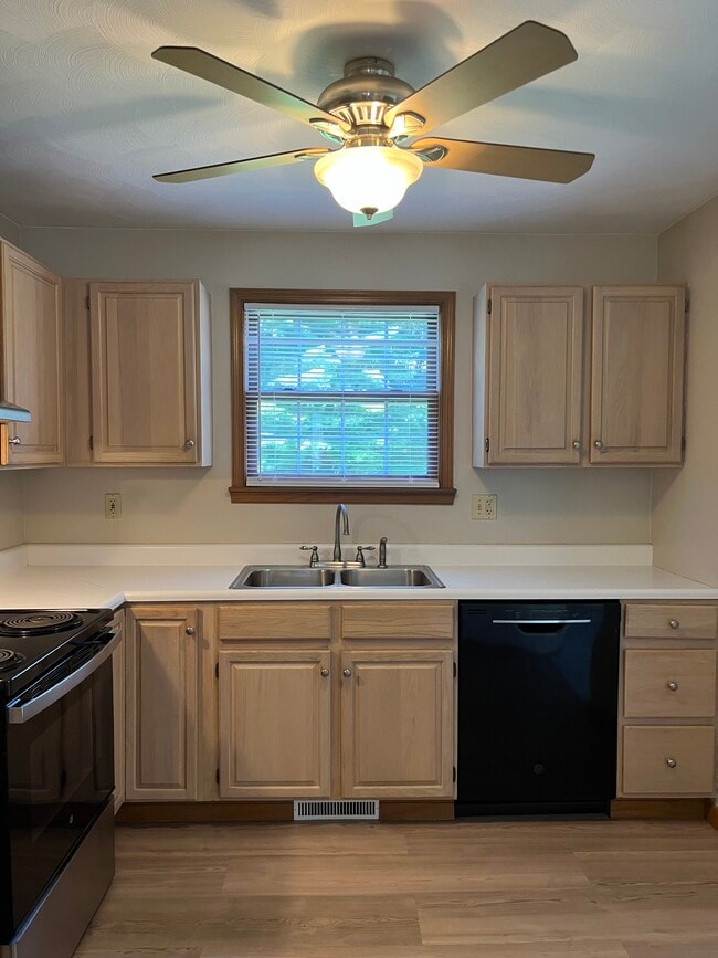 Building Photo - 1112 Cranston Dr