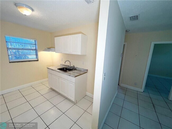 Foto del edificio - 2453 NW 8th Pl