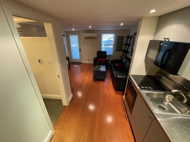 Foto del edificio - Fully Furnished English Basement near Capi...