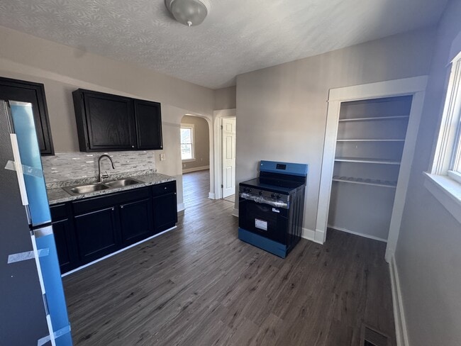 Building Photo - 1107 Sale Ave