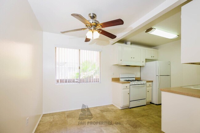 Foto del edificio - Charming 1-bedroom, 1-bath Condo in Huntington Beach