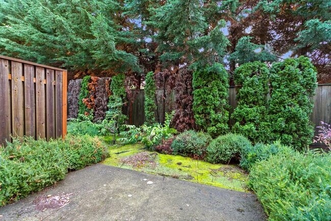 Building Photo - this is a must see large 2 bed 1bath. Clos...