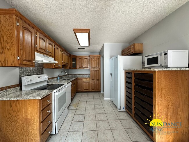 Building Photo - Charming 3 Bedroom Home with Sparkling In-...