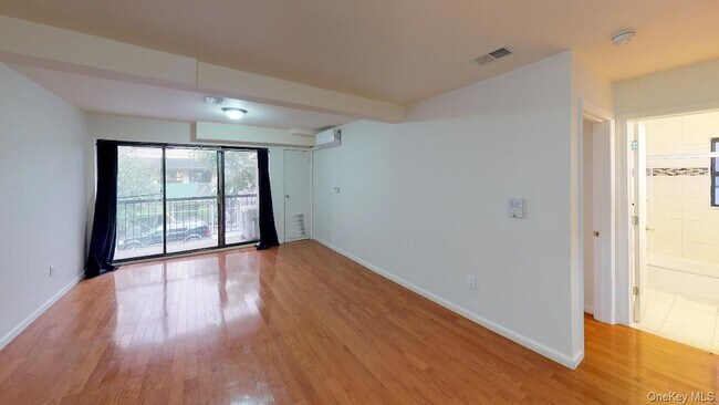 Foto del edificio - 110-19 72nd Rd