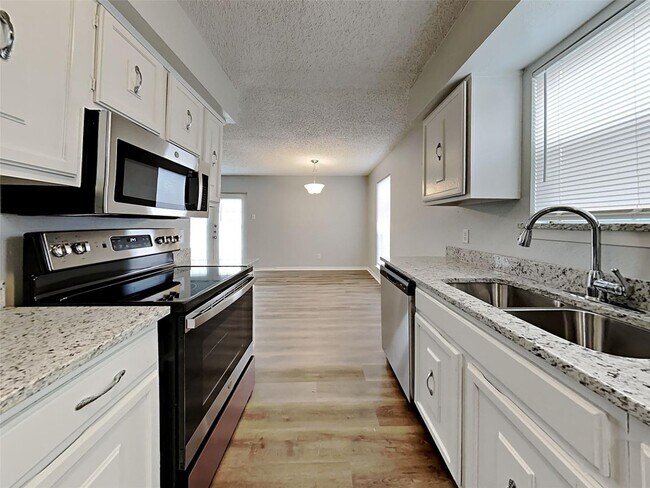 Foto del edificio - 3 BR/2BA | Renovated Single Family Home | 2-Car Garage | Gated backyard