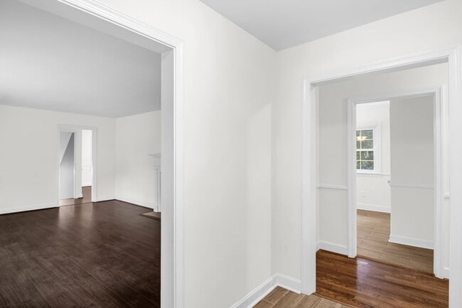 Building Photo - Beautiful 3 bedroom 2 1/2 bathroom Home wi...