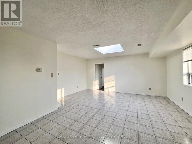 Photo du bâtiment - 1686 St Clair Ave W
