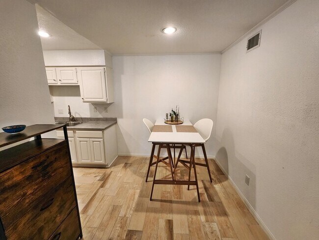 Foto del edificio - 1860 White Oak Drive Unit 221