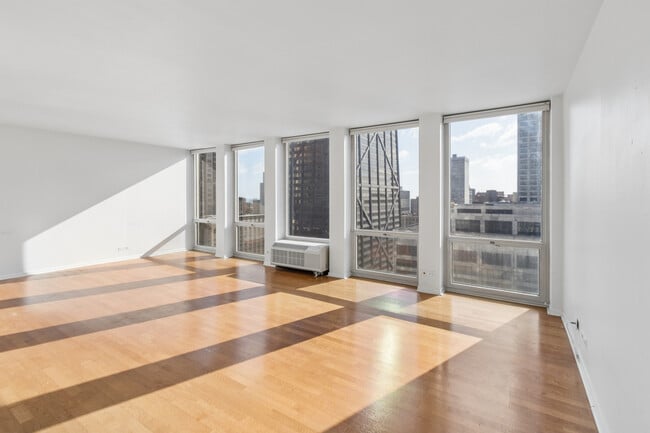 Building Photo - 111 E Chestnut St