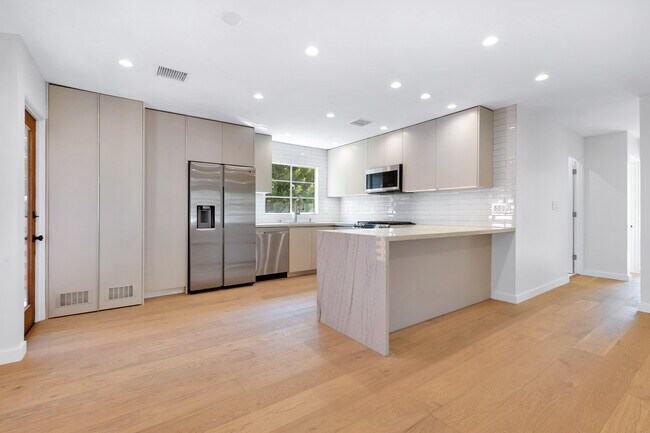 Building Photo - 3444 S Bentley Ave